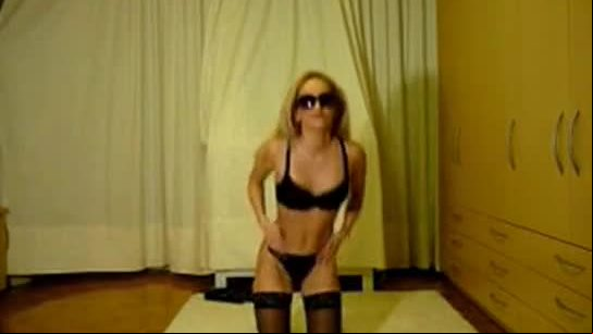 Sexy xxx chat performer does solo show